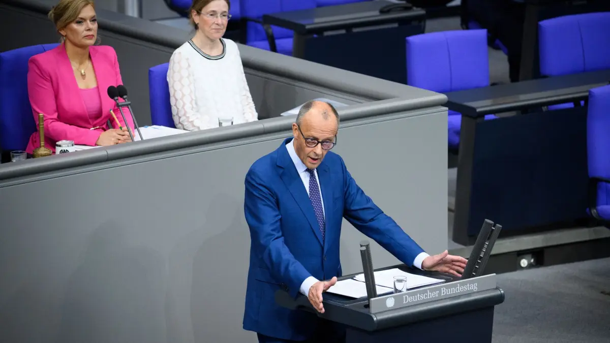 Bundestag: 09.07.2026, Berlin: Bundeskanzler Friedrich Merz (CDU) gibt in der 89. Plenarsitzung der 21. Legislaturperiode im Deutschen Bundestag eine Regierungserklärung zur aktuellen politischen Lage ab. Links sitzt Julia Klöckner (CDU), Präsidentin des Deutschen Bundestages. Die Hauptthemen der heutigen Sitzung sind, nach der Regierungserklärung des Bundeskanzlers, ein Gesetzentwurf zur Sicherung der Stromversorgung, die Einführung eines antragslosen Kindergeldes, das Länder- und Kommunalentlastungsgesetz, sowie eine Aktuelle Stunde zur Zukunft der deutschen Automobilindustrie. Foto: Bernd von Jutrczenka/dpa +++ dpa-Bildfunk +++