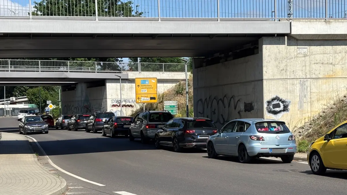 Mehr als einen Kilometer lang ist der Stau, der von den Ruhlander Bahnbrücken bis zur Kreuzung mit der B169 reicht. Autofahrer brauchen dort viel Geduld.