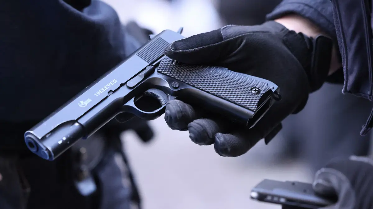 Ein 14-Jähriger wurde zwischen Krauschwitz und Bad Muskaumit einer Softairwaffe aufgegriffen. (Symbolbild)