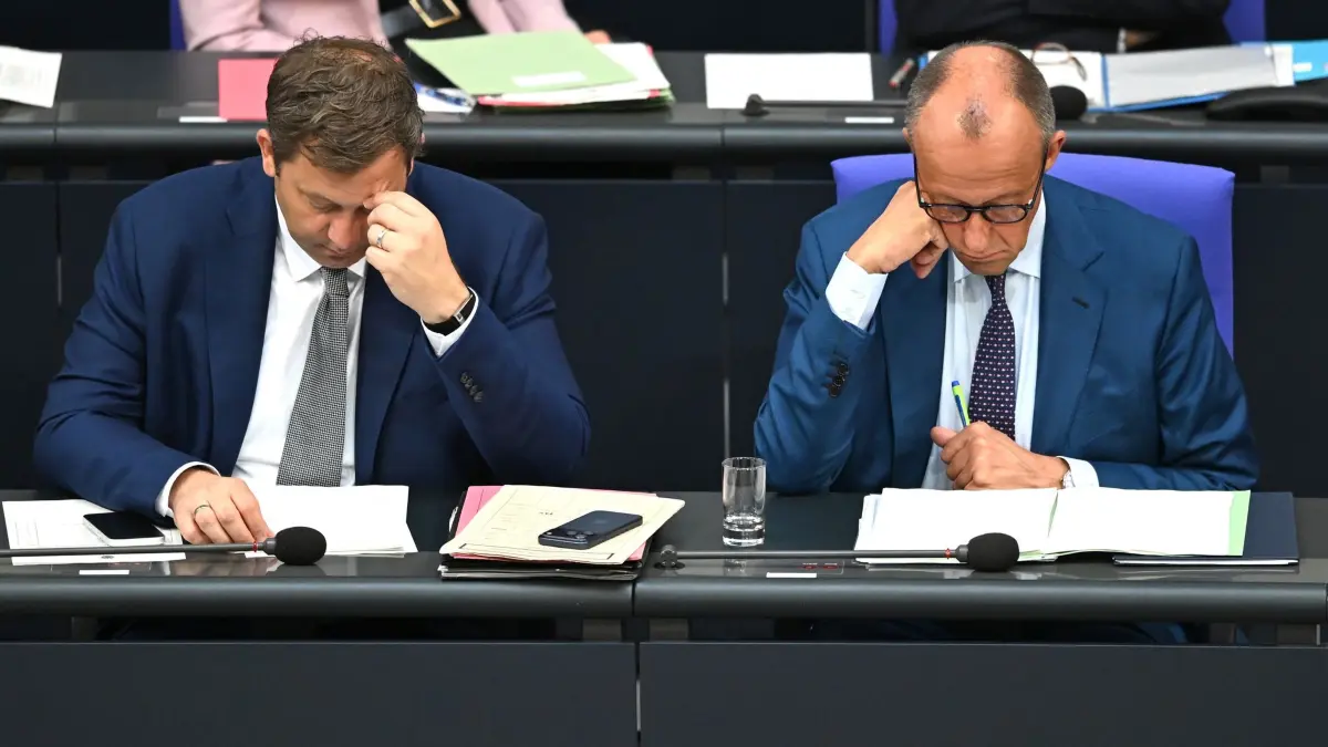 Bundestag: 09.07.2026, Berlin: Lars Klingbeil (l, SPD), Bundesminister der Finanzen, und Bundeskanzler Friedrich Merz (CDU), sitzen während der 89. Plenarsitzung der 21. Legislaturperiode im Deutschen Bundestag. Die Hauptthemen der heutigen Sitzung sind, nach der Regierungserklärung des Bundeskanzlers, ein Gesetzentwurf zur Sicherung der Stromversorgung, die Einführung eines antragslosen Kindergeldes, das Länder- und Kommunalentlastungsgesetz sowie eine Aktuelle Stunde zur Zukunft der deutschen Automobilindustrie. Foto: Elisa Schu/dpa +++ dpa-Bildfunk +++