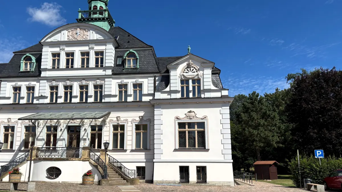 Das Schloss und der Park in Uebigau werden am Wochenende zur Hintergrundkulisse des Sommertheaters.