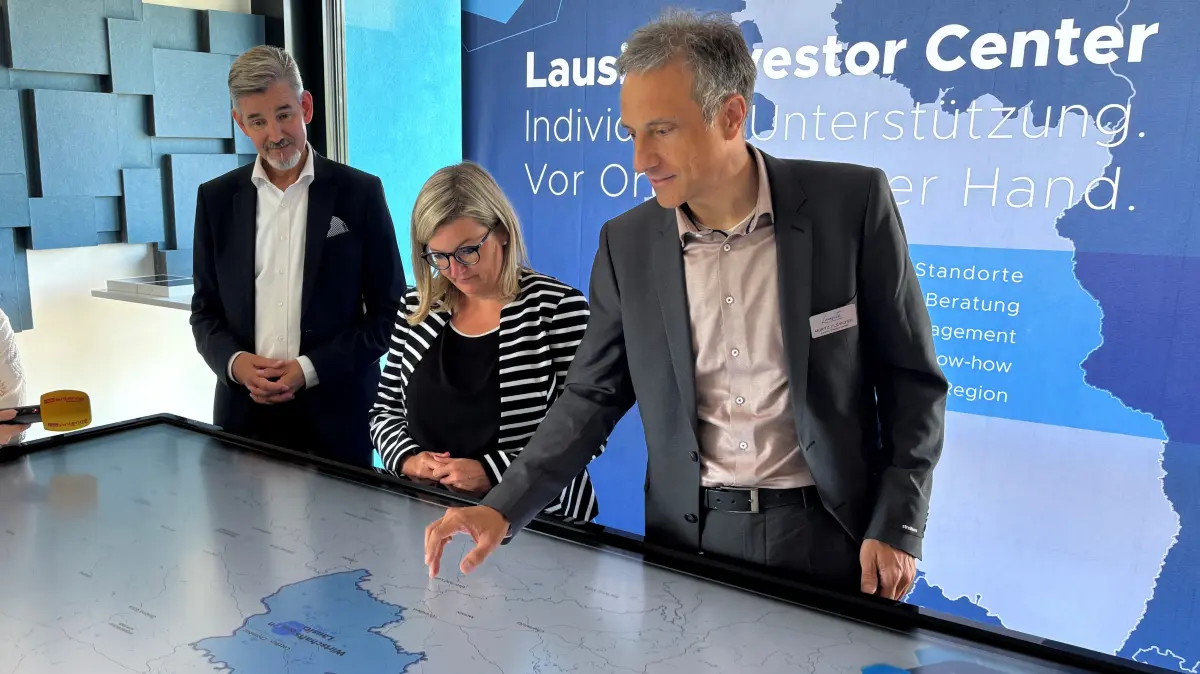 Brandenburgs Wirtschaftsministerin Martina Klement (CSU) im Lausitz Investor Center (LIC) mit Steffen Kammradt (Geschäftsführer WFBB) und Moritz Fleischer vom LIC