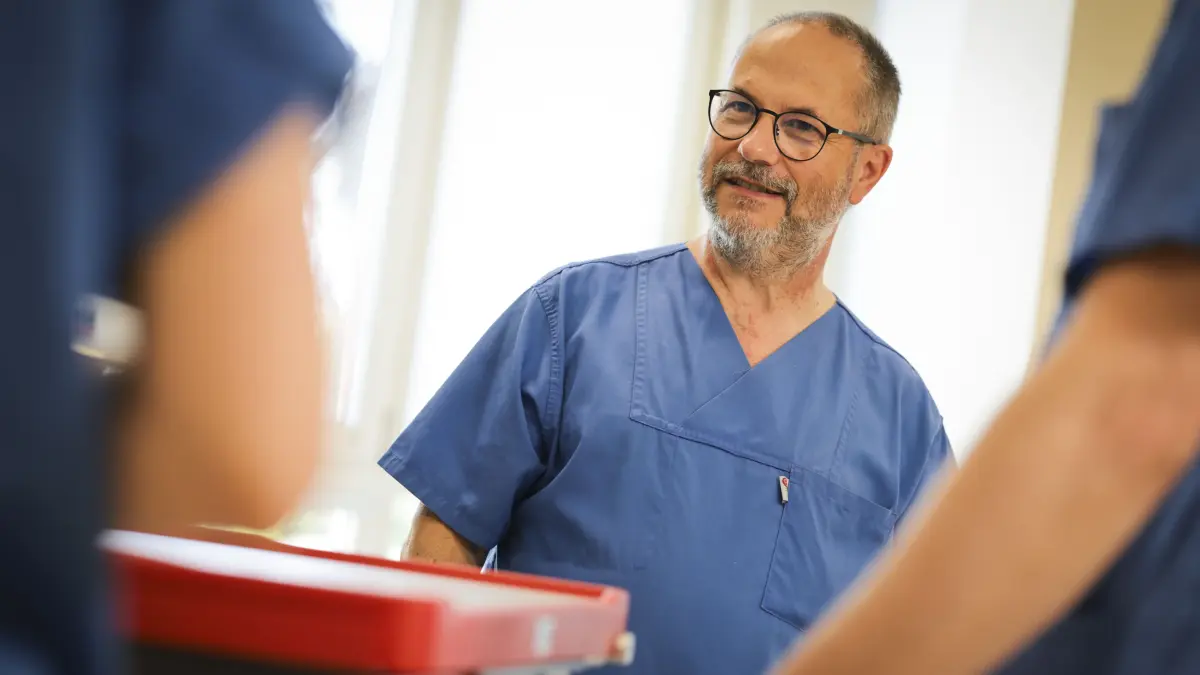 Dr. Volkmar Hanisch ist Chefarzt der Intensivmedizin und Ärztlicher Direktor der Sana Kliniken Niederlausitz. Seit vielen Jahren prägt er die Weiterentwicklung des Südbrandenburger Gesundheitsversorgers mit Herzblut, Engagement und Fachkompetenz.