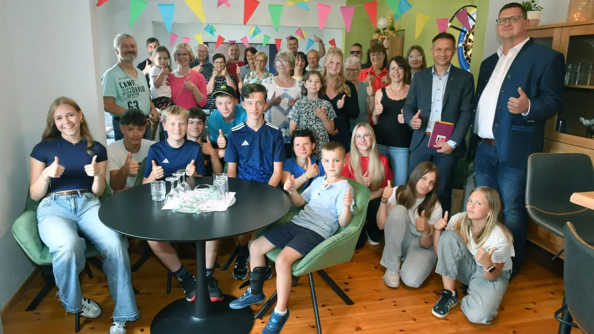 Döllingen hat einen neuen Jugendclub – In einer feierlichen Zeremonie mit Jugendlichen und Einwohnern eröffnet : Döllingen hat einen neuen Jugendclub – In einer feierlichen Zeremonie mit Jugendlichen und Einwohnern eröffnet
- In einer feierlichen Zeremonie, mit Ansprachen, Banddurchschnitt und Führungen durch das Dorfgemeinschaftshaus ist jetzt in Döllingen der neue Jugendclub eröffnet worden