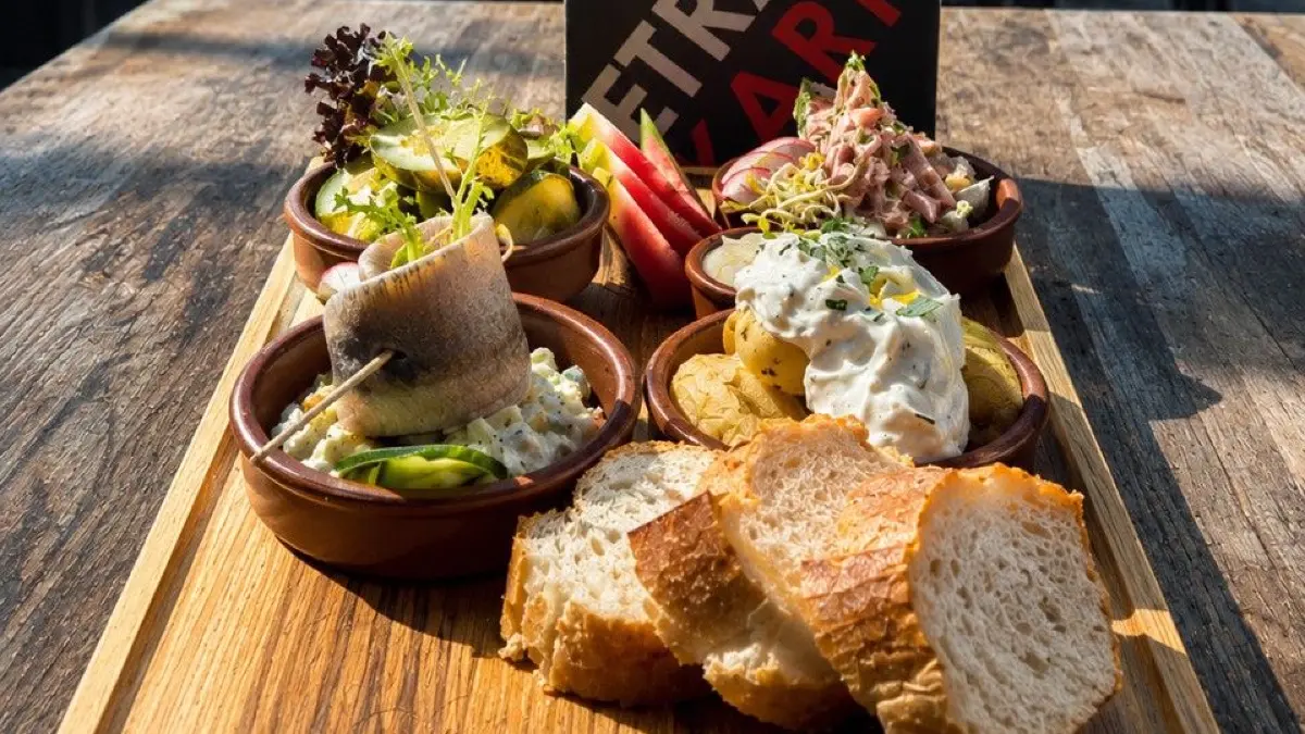 So sehen die Spreewald Tapas im La Casa am Markt in Lübben aus. Der ganze Spreewald auf einem Teller. So kommt die Kreation an.