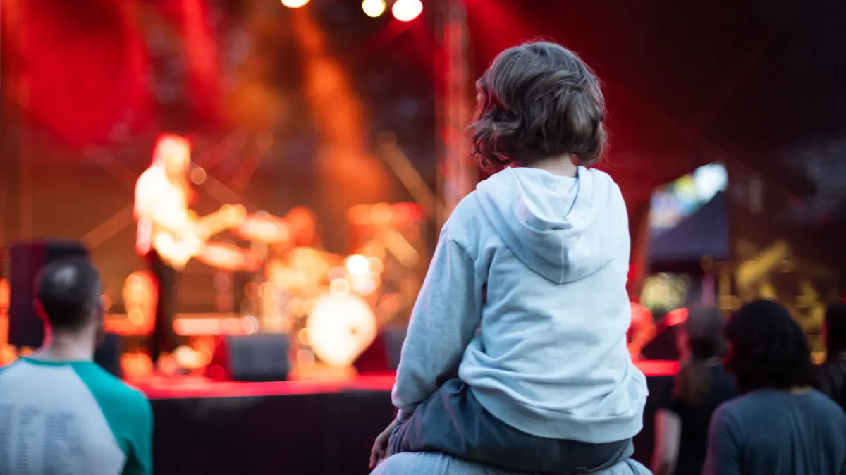 Ein Besucher des Blue Moon Festivals in Cottbus mit Kind auf den Schultern. Das Stoner- und Doom-Rock-Event zieht jährlich knapp 1000 Besucher auf das Gelände des Strombades.