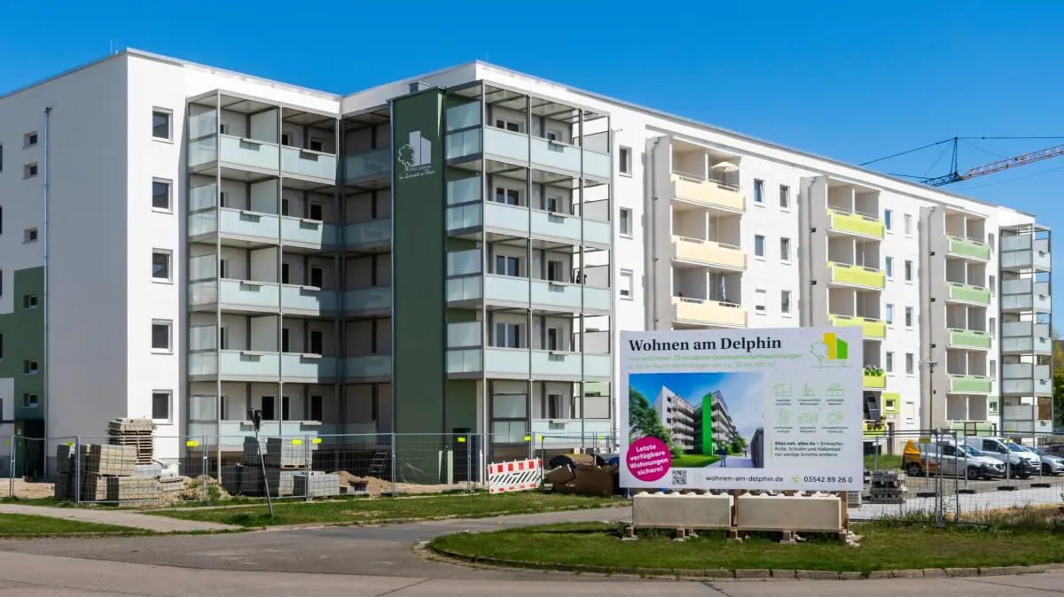 Ausgebaute Wohnhäuser der Wohnungsbaugenossenschaft (GWG) in der Neustadt von Lübbenau. Gegenüber liegt das Delphinbad.