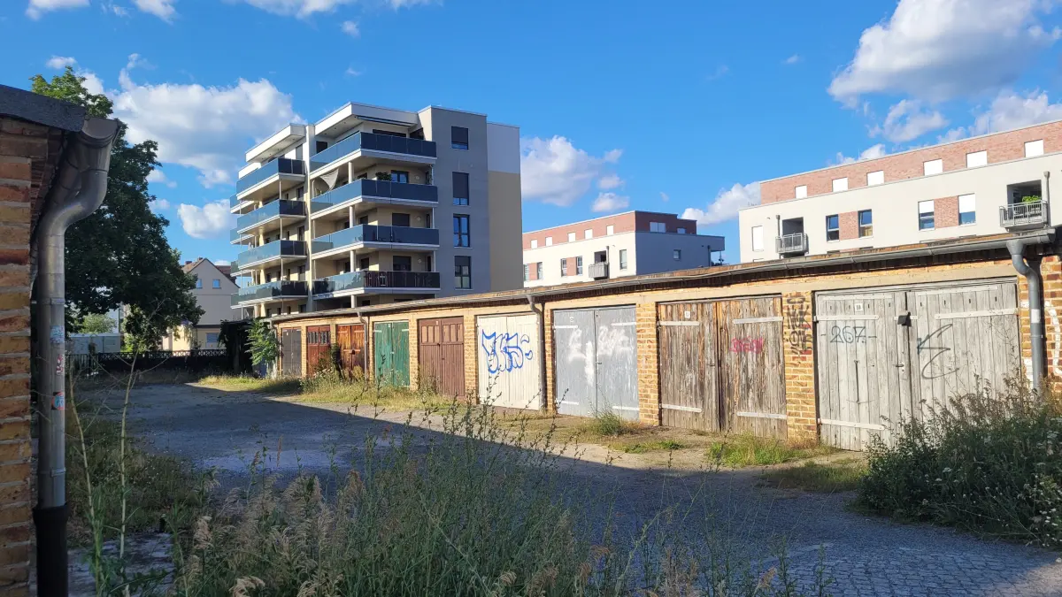 55 Garagen stehen auf der Fläche Ecke Lausitzer Straße/ August-Bebel-Straße in Cottbus. Alle sind vermietet (Stand März 2026). Doch die Garagen könnten innerhalb der nächsten vier Jahre verschwinden. Die Stadt sieht dort Potenzial für eine Wohnbaufläche.