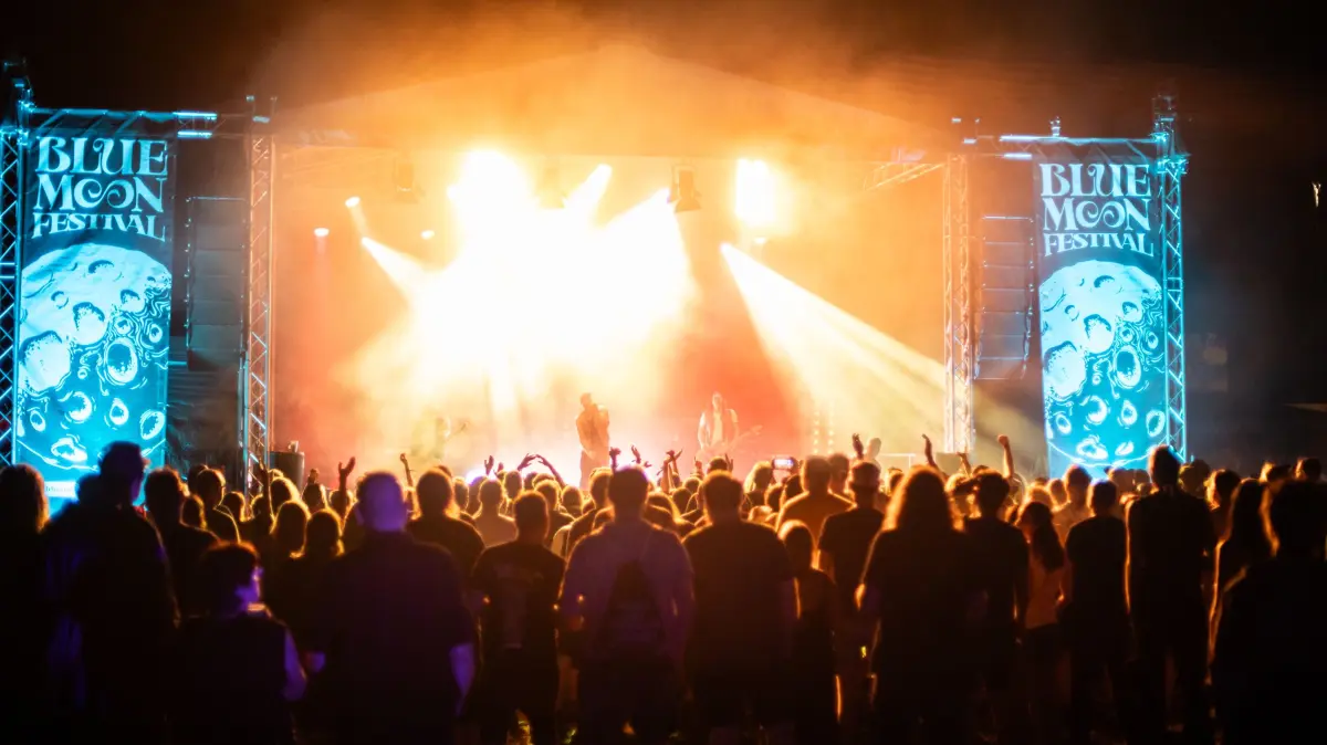 Das Blue Moon Festival auf dem Strombad-Gelände in Cottbus zieht knapp tausend Besucher an. Die kommen nicht nur aus Deutschland.