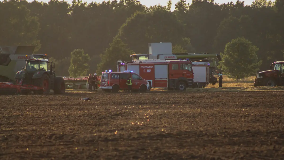 Mit einem Großaufgebot ist die Feuerwehr am Donnerstagabend (9. Juli) in Richtung Gahry (Amt Döbern-Land) ausgerückt. Dort hatte sich auf einer Fläche von fünf Hektar ein Feuer auf einem Getreidefeld ausgebreitet.
