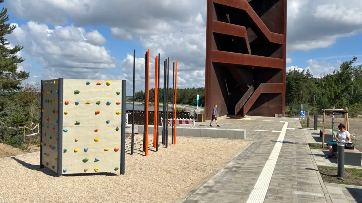 Impression von den bereits fertiggestellten Angeboten unterhalb des Rostigen Nagels. Kinder finden unter anderem eine Kletterwand sowie Spielstangen vor.