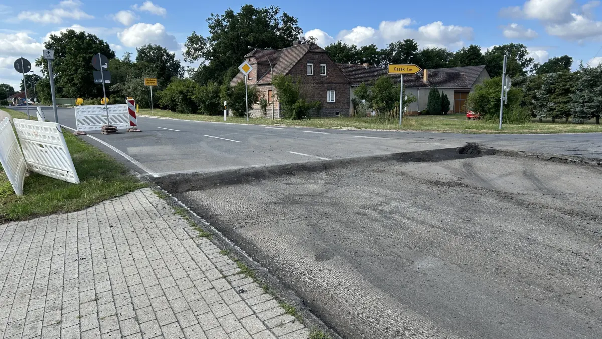Die Bauarbeiten auf der B96 zwischen Finsterwalde und Sonnewalde sind inzwischen sichtbar angelaufen. Die Fahrbahn ab Münchhausen wurde bereits abgefräst.