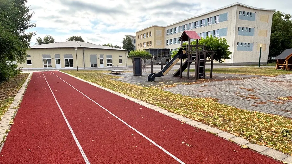 Das Elsterschulzentrum in Elsterwerda ist verwaist. Die 380 Schüler haben ihre Zeugnisse erhalten und sind in den Ferien.
