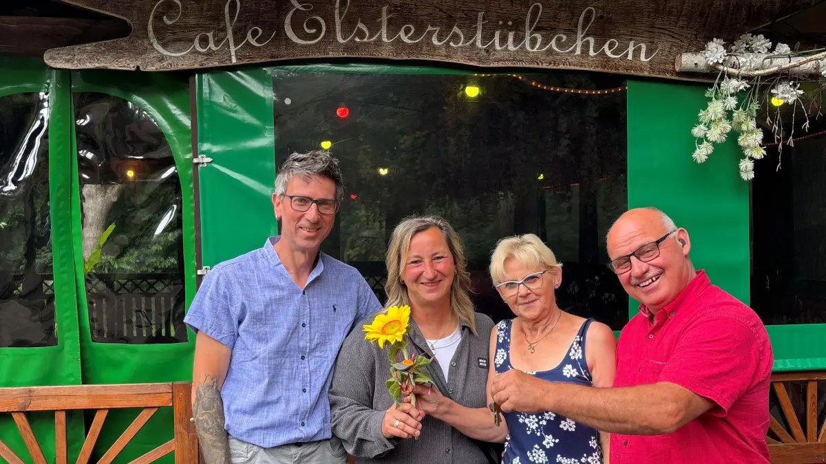 Auf die Unterstützung der Gründer, Elvira und Günter Gahse (r.) können die neuen Betreiber in Uebigau-Wahrenbrück, Thomas und Romana Habel, auf jeden Fall rechnen.