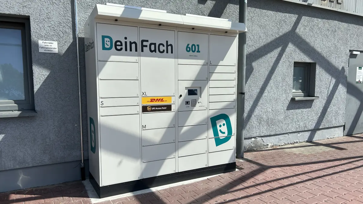 DeinFach, eine Tochtergesellschaft von DHL, bietet seine Paketautomaten mehreren Zustellern an. Dieser Automat steht beim Edeka Center Scholz am TKC in Cottbus.