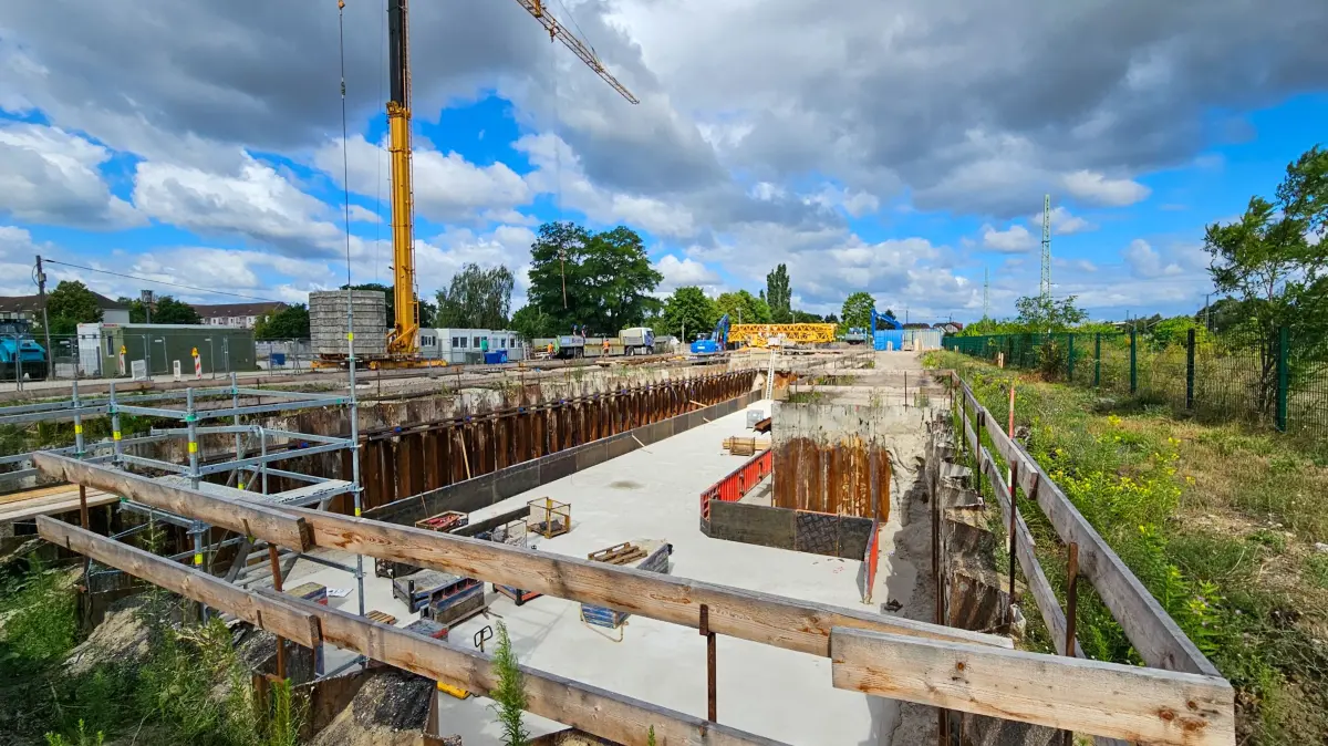 Aktuelles Foto von der Baustelle für das Coworking Space Green Hub in Lübbenau. Es entsteht zwischen Bahnstrecke und künftiger L49 (Güterbahnhofstraße).