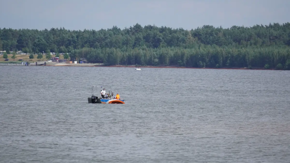 Ein Segelboot ist auf dem Bärwalder See gekentert.
