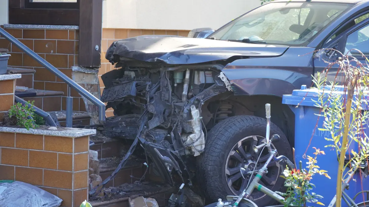 Tödlicher Autounfall in Weißwasser an der Teichstraße. Ein 52-jähriger Mitsubishifahrer fährt durch Zaun gegen eine Steintreppe am Wohnhaus. Die Familie ist zuhause als es gegen 6.45 Uhr knallte.