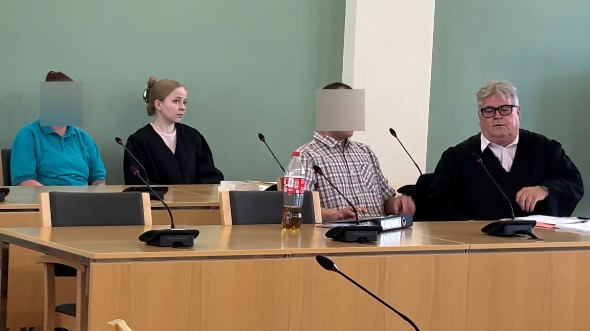Landgericht Cottbus: Die beiden Angeklagten sitzen neben ihren Verteidigern und warten auf ihr Urteil. Die Anklage lautet auf versuchten Mord.