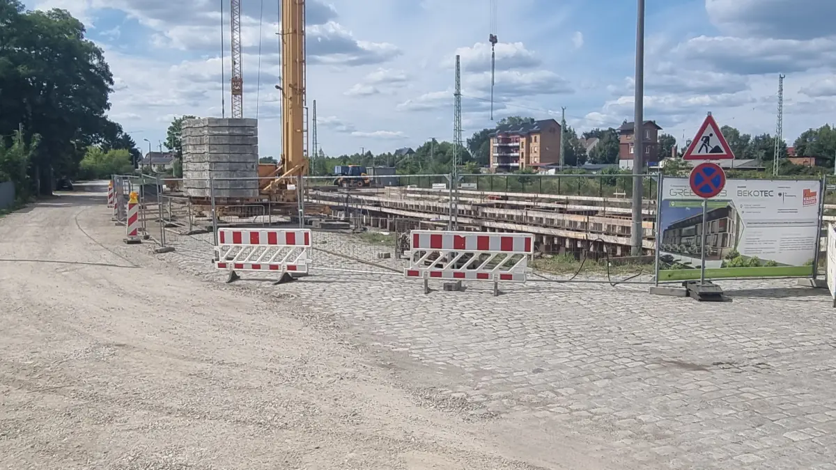 Auf einer Spur wird derzeit der wenige Verkehr auf der Güterbahnhofstraße um die Baustelle für das Coworking-Spce herumgeführt. Die beauftragten Baufirmen nutzen einen Teil des gegenüberliegenden Bauhof-Areals.