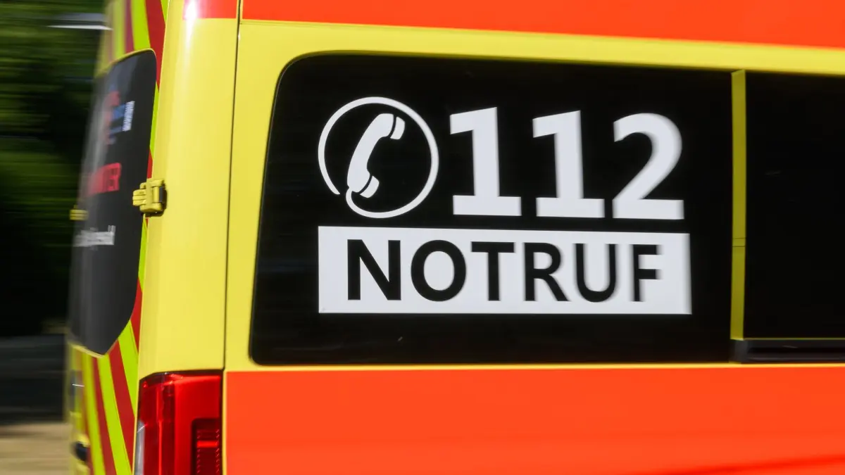 Rettungswagen: ARCHIV - 04.07.2025, Brandenburg, Cottbus: Ein Rettungsdienst ist während einer Übung im Einsatz. (zu dpa: «Rettungsfahrten in Brandenburg: Ein Kreis erhebt Gebühren») Foto: Patrick Pleul/dpa +++ dpa-Bildfunk +++