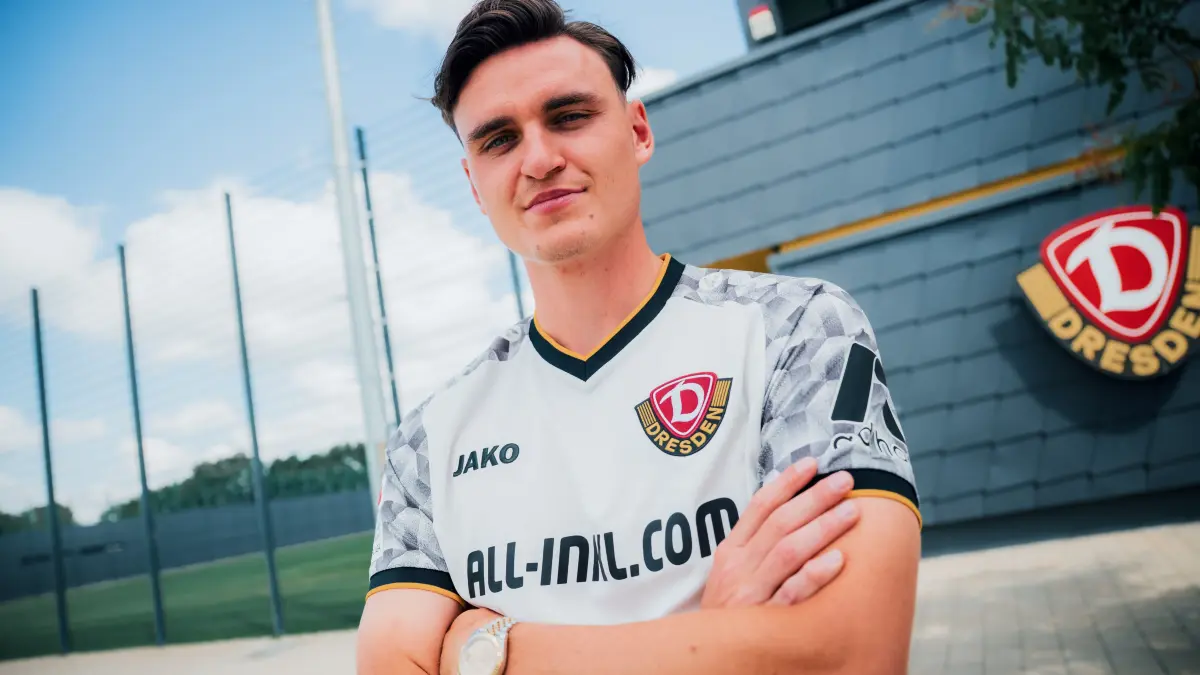 Thomas Keller präsentiert sich im neuen Auswärtstrikot von Dynamo Dresden.