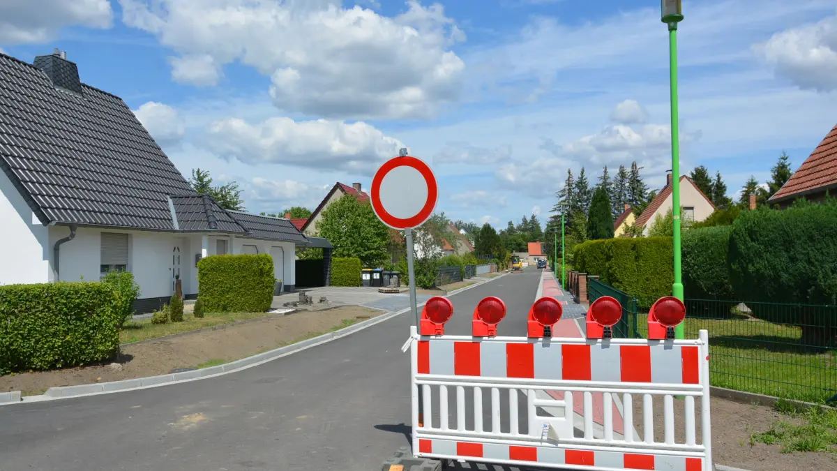 Die Karl-Liebknecht-Straße in Welzow ist kurz vor der Fertigstellung. Der Bau wird teurer. Bei Tiefbauarbeiten wurde Asche gefunden. Schwermetalle und Schadstoffe reichern sich im Boden an. Der Boden musste ausgetauscht werden.