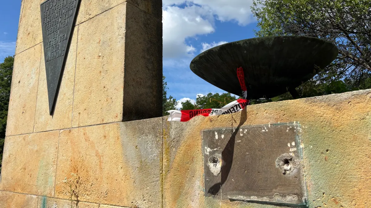 Die Holocaust-Gedenkstätte in Schwarzheide ist Anfang Juli in Mitleidenschaft gezogen worden. Eine der drei Platten wurde entwendet. Die Polizei sucht nach den Tätern.