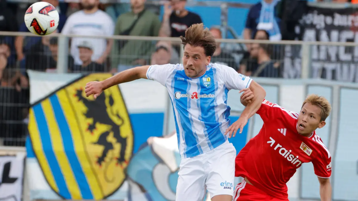 CFC vs 1. FC Union Berlin: CFC vs 1. FC Union Berlin 09.07.2026 Chemnitz, eins Stadion- An der Gellertstrasse, Fussball, Regionalliga Nordost, , Testspiel , CFC, CFC vs 1. FC Union Berlin vl: Dennis Slamar und Wooyeong Jeong Chemnitz Sachsen BRD *** CFC vs. 1 FC Union Berlin, July 9, 2026, Chemnitz, eins Stadion on Gellertstrasse, Sports, Soccer, Northeast Regional League, , Friendly Match, CFC, CFC vs. 1 FC Union Berlin, featuring Dennis Slamar and Wooyeong Jeong, Chemnitz, Saxony, Germany