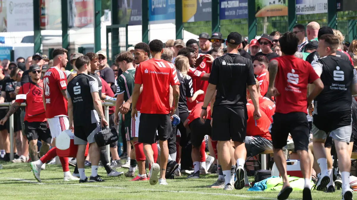 Fussball Testspiel 2026/2027 FC Energie Cottbus - Hallescher FC: Rudelbildung am Spielfeldrand nach rassistischer Beleidigung von HFC-Fans in Richtung 2 King Manu (Energie Cottbus)