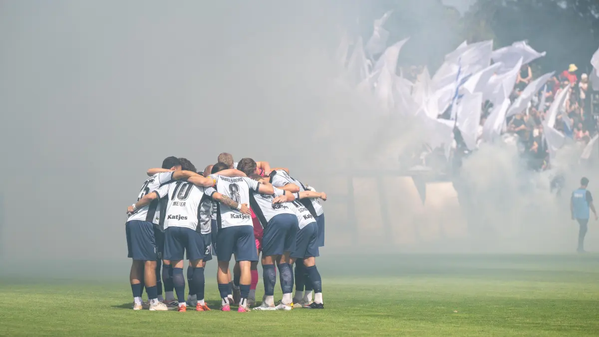 Testspiel Babelsberg 03 - FC St. Pauli 2026/27: Fußball, Herren, Saison 2026/2027, Testspiel, SV Babelsberg 03 - FC St. Pauli, Fans von Babelserg brennen Feuerwerk ab, 50 Jahre Karl-Liebknecht-Stadion, Babelsberger Motivation vor dem Spiel im Kreis, 11.07. 2026, Foto: Matthias Koch