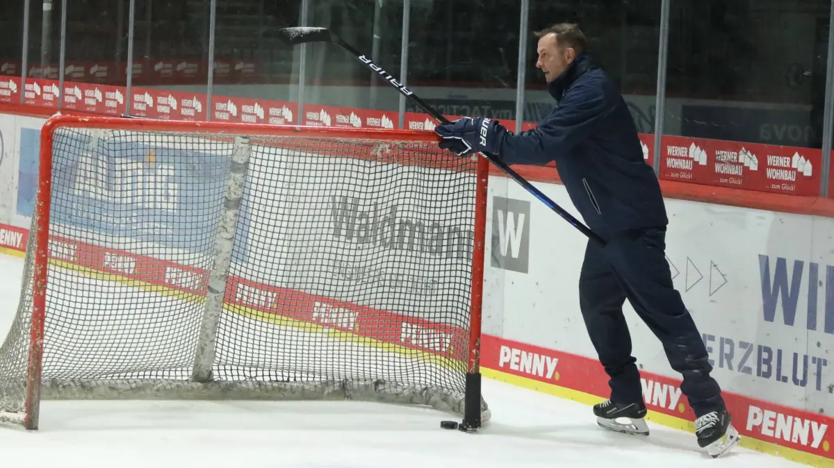 Selbst kräftig mit anpacken: Co-Trainer Steffen Ziesche Schwenningen Wild Wings verschiebt das Eishockeytor Nach der Länderspielpause hat der neue Coach der Wild Wings, Cheftrainer und Sportdirektor Christof Kreutzer Schwenningen Wild Wings am Montag nachmittag in der Helios Arena zum ersten Eistraining gebeten DEL, Erstes Eistraining Neuer Trainer Wildwings 2021 Villingen-Schwenningen *** Even vigorously tackle Co coach Steffen Ziesche Schwenningen Wild Wings shifts the hockey goal After the international break, the new coach of the Wild Wings, head coach and sports director Christof Kreutzer Schwenningen Wild Wings asked on Monday afternoon in the Helios Arena to the first ice training DEL, First ice training New coach Wildwings 2021 Villingen Schwenningen Copyright: xHahnex/Eibner-Pressefotox EP_joha