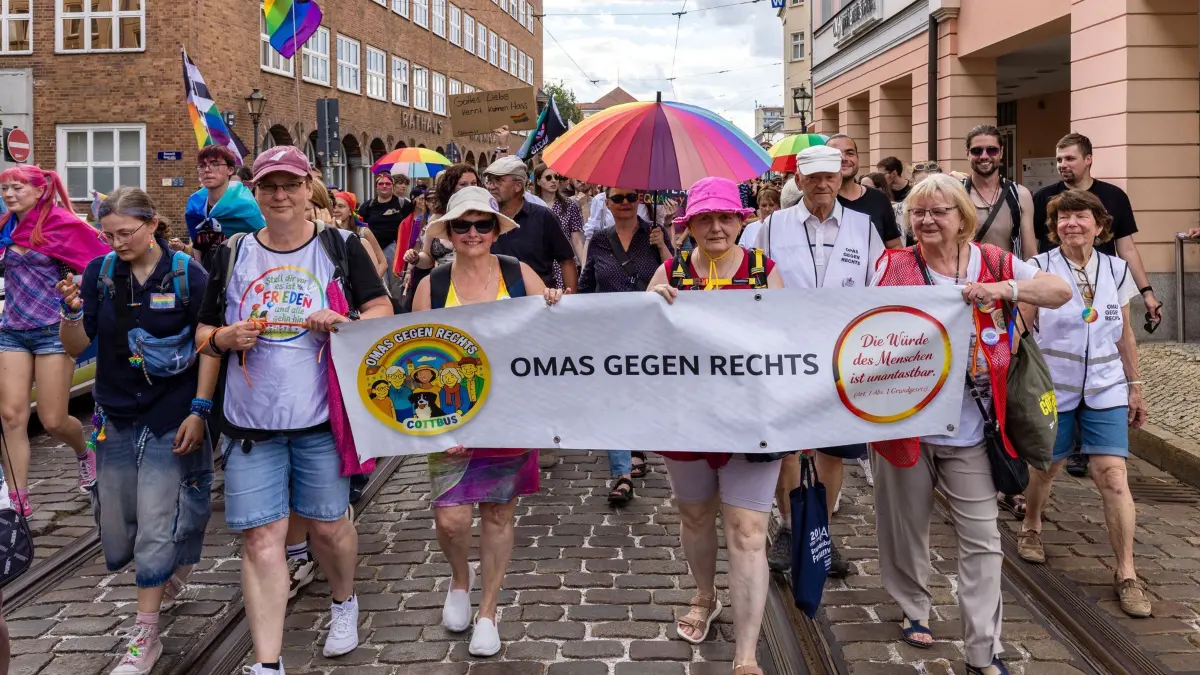 18. CSD für Cottbus und die Niederlausitz: 11.07.2026, Brandenburg, Cottbus: Menschen nehmen an der Demonstration zum 18. Christopher Street Day (CSD) für Cottbus und die Niederlausitz unter dem Motto «In Vielfalt verbunden - United in PRIDE» teil und halten ein Banner der "Omas gegen Rechts". Angriffe mutmaßlich aus der rechten Szene haben viel Unsicherheit ausgelöst - Die Polizei verstärkt die Sicherheitsvorkehrungen für die Demonstration. Foto: Frank Hammerschmidt/dpa +++ dpa-Bildfunk +++