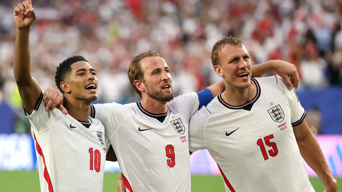 Norway v England: Quarter Final - FIFA World Cup 2026: MIAMI GARDENS, FLORIDA - JULY 11: Dan Burn #15, Harry Kane #9 and Jude Bellingham #10 of England celebrate after the 2-1 victory during the FIFA World Cup 2026 Quarter Final match between Norway and England at Miami Stadium on July 11, 2026 in Miami Gardens, Florida. Dan Mullan/Getty Images/AFP (Photo by Dan Mullan / GETTY IMAGES NORTH AMERICA / Getty Images via AFP)