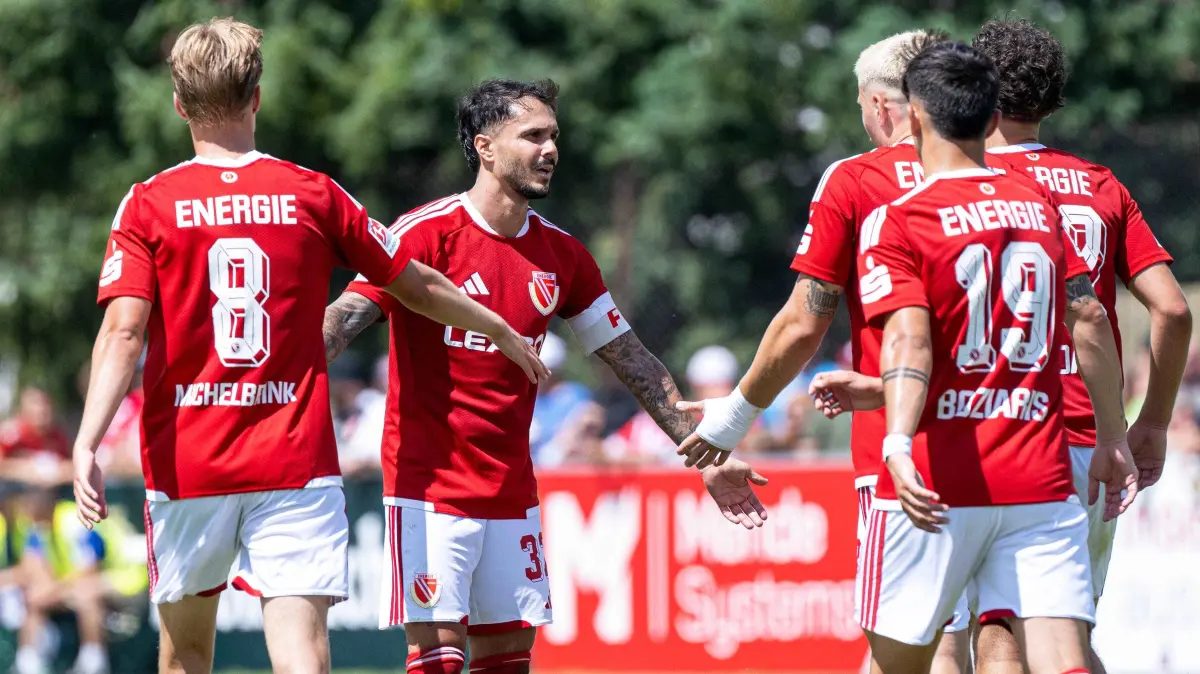 Testspiel Hallescher FC - Energie Cottbus 2026/2027: Fußball, Herren, Testspiel, Saison 2026/2027, Hallescher FC - FC Energie Cottbus in Finsterwalde, v. l. Lukas Michelbrink (Energie Cottbus), Leonardo Bittencourt (Energie Cottbus), Erik Engelhardt (Energie Cottbus), Jannis Boziaris (Energie Cottbus), Jannis Zaydan (Energie Cottbus), Jubel nach Tor zum 0:1, 11.07. 2026, Foto: Matthias Koch