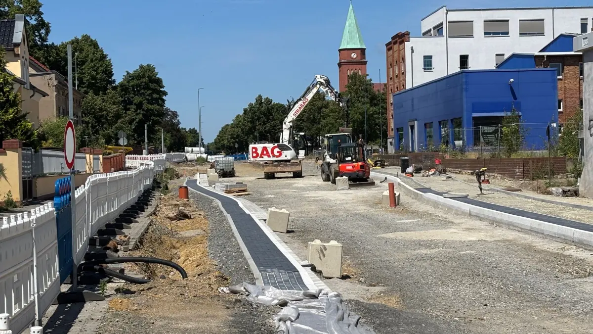 Impression von der Großbaustelle in der nördlichen Senftenberger Bahnhofstraße in Richtung Norden. Gegenwärtig werden die neuen Borde eingebaut.