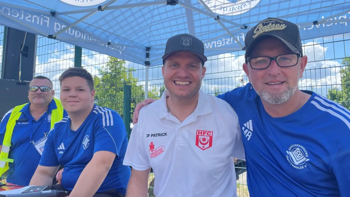 Marko Richter (re.) von der Spielvereinigung Finsterwalde und Marian Unger, sportlicher Direktor des HFC, arbeiteten im Vorfeld der Organisation des Freundschaftsspieles mit Energie Cottbus hervorragend zusammen. Neben Marian Unger sitzt der Stadionsprecher John Hoffmann von der SpvvG.