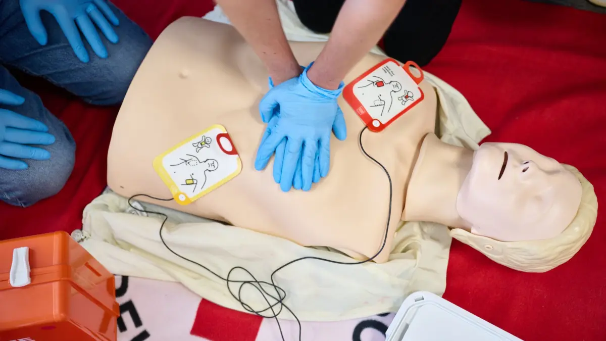 Regelungen für Ersthelfer: ARCHIV - 11.09.2024, Nordrhein-Westfalen, Essen: Die Reanimation mit Hilfe eines Defibrillator wird in der Erste-Hilfe-Ausbildung bei einem DRK-Kreisverband demonstriert (Illustration). (zu dpa: «Zehntausende Schüler für Katastrophenschutz ausgebildet») Foto: Bernd Thissen/dpa +++ dpa-Bildfunk +++