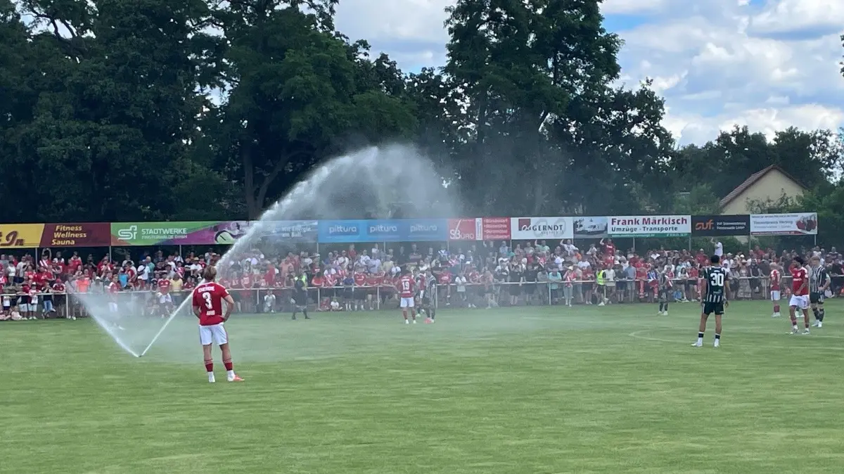 Seinen besonderen Moment hatte ein Rasensprenger, der zwei Minuten nach dem Anpfiff des Freundschaftsspiels zwischen FC Energie Cottbus und dem Halleschen FC in Finsterwalde auf der Einheit loslegte.