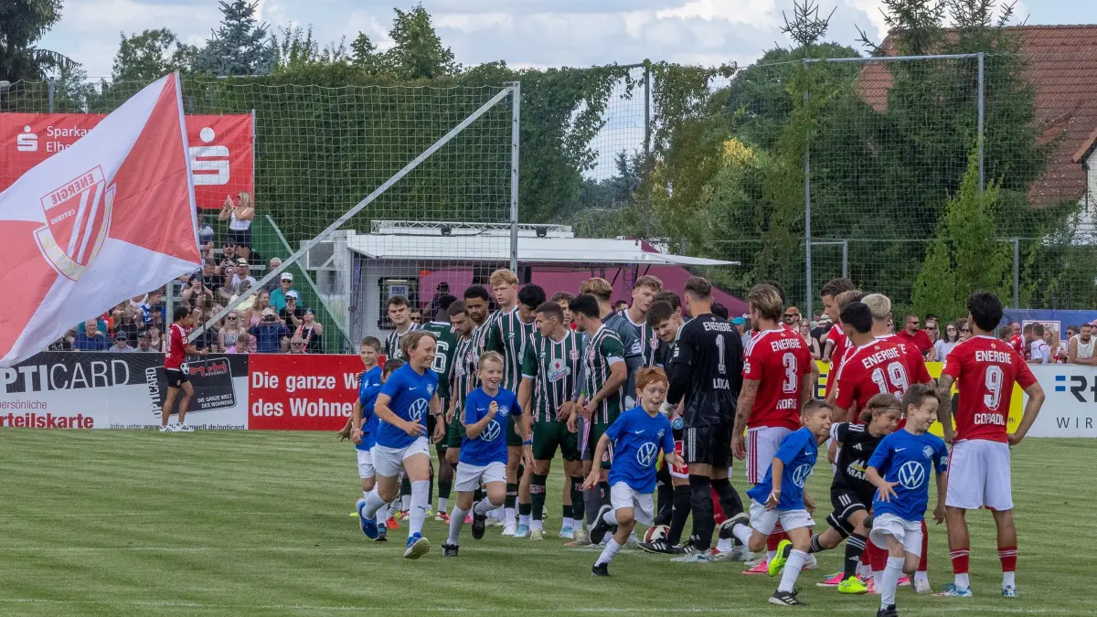 Ein unvergesslicher Tag für die Auflaufkinder der Spielvereinigung Finsterwalde beim Freundschaftsspiel des FC Energie Cottbus gegen den Halleschen FC. Aaron Jamie Richter (v.Re.), Bob Blobel, Leroy Minkewitz, Hans Fröschke, Ben Frank, Helge Gnerlich (leicht verdeckt) und Oskar thor flitzen wieder vom Platz.