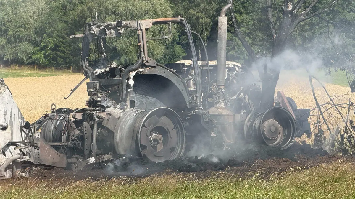 Völlig ausgebrannt ist der Traktor samt Ballenpresse bei einem Feldbrand bei Hauswalde.