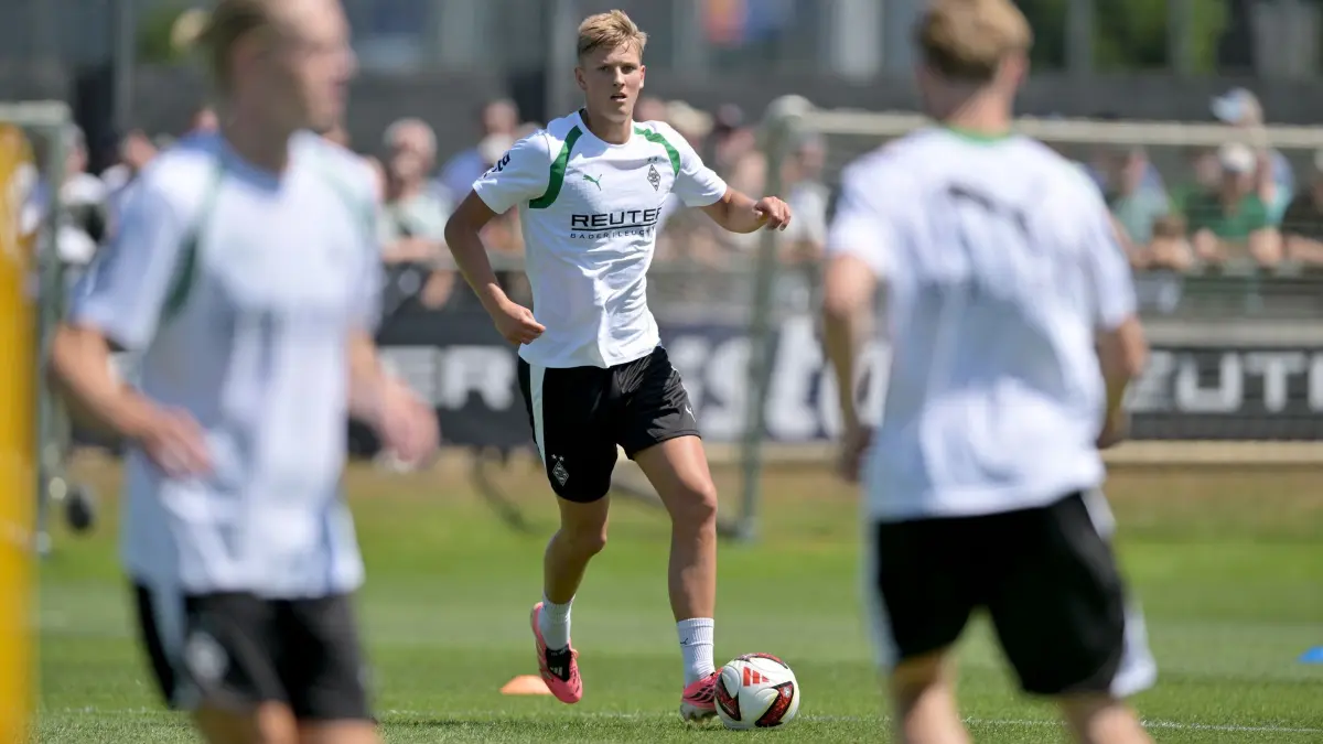 Trainingsauftakt Borussia Mönchengladbach: 12.07.2026, Nordrhein-Westfalen, Mönchengladbach: Fußball: Bundesliga, Trainingsauftakt Borussia Mönchengladbach. Jan Leszczyński (Bor. Mönchengladbach) spielt den Ball. Foto: Anke Waelischmiller/dpa +++ dpa-Bildfunk +++