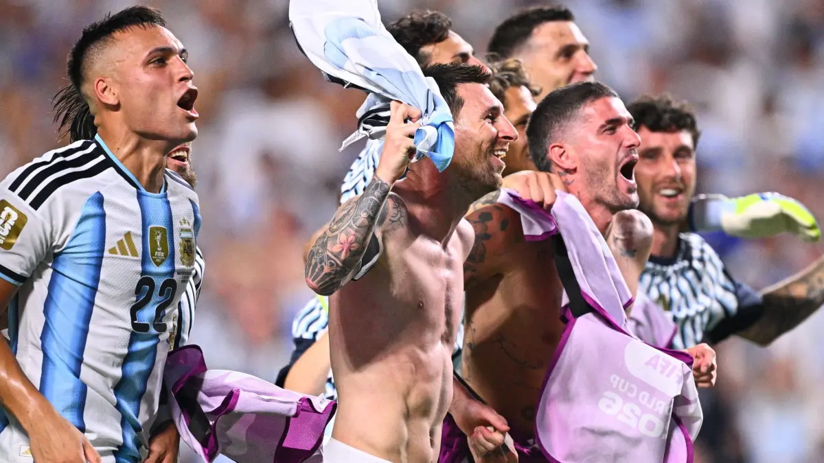 WM 2026 - Argentinien - Schweiz: 11.07.2026, USA, Kansas City: Fußball, Männer, WM 2026, Argentinien - Schweiz, Viertelfinale, Kansas-City-Stadion, Lionel Messi (Argentinien, M) und seine Mitspieler bejubeln den Sieg. ACHTUNG: Gemäß den Auflagen der FIFA dürfen die Bilder ausschließlich zur redaktionellen Verwendung genutzt werden. Eine kommerzielle Nutzung ist ausgeschlossen. Zudem dürfen keine videoähnlichen Sequenzen erstellt werden, und es dürfen keine Veränderungen weder im Vordergrund noch im Hintergrund am Bild vorgenommen werden. Foto: Tom Weller/dpa +++ dpa-Bildfunk +++