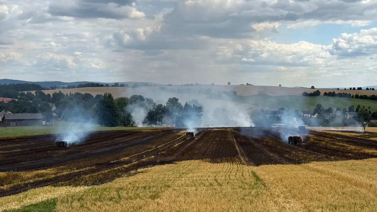 Während Erntearbeiten ist bei Hauswalde ein Feuer ausgebrochen. Die Flammen greifen auf rund 20 hektar Fläche über.