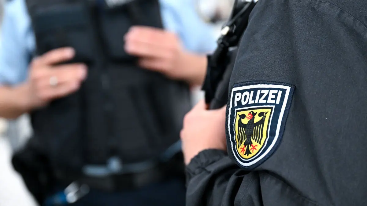 Bundespolizei: ARCHIV - 03.07.2024, Bayern, München: Bundespolizisten in ihrer Uniform. Bei der Einreisekontrolle am Hauptstadtflughafen BER entdeckten Polizisten einen Mann, der seien Haftstrafe nicht komplett verbüßt hat. (zu dpa: «Haftstrafe nicht verbüßt - Festnahme am BER») Foto: Sven Hoppe/dpa +++ dpa-Bildfunk +++
