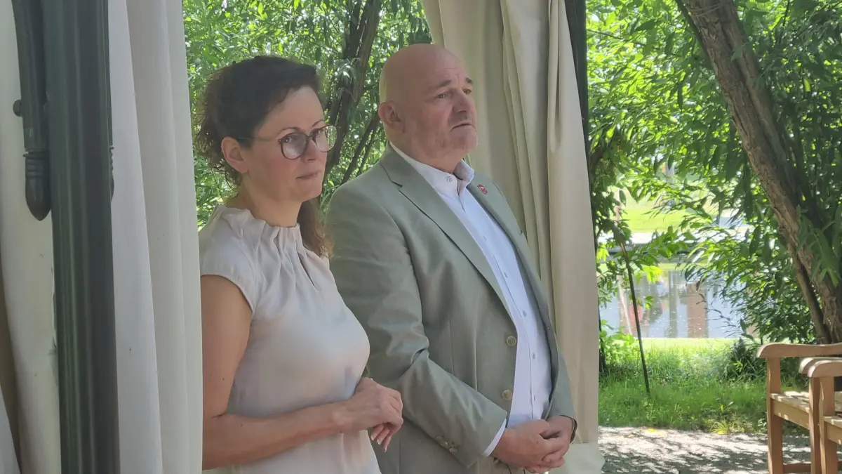 Vorwürfen und Kritik sahen sich Umweltministerin Hanka Mittelstädt und Infrastrukturminister Robert Crumbach am Montag in Schlepzig ausgesetzt.