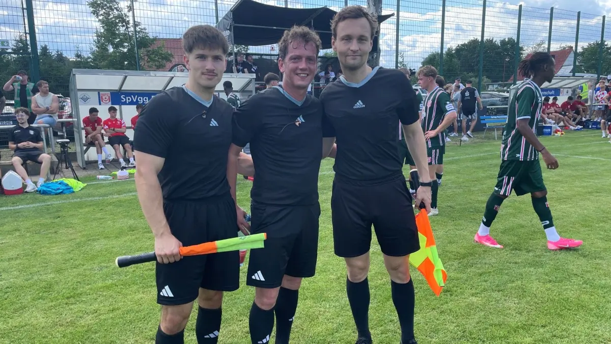 Moritz Schulz (re.), Spielleiter Marcel Riemer und erster Assistent Max Stramke sind in der Trinkpause beim Freundschaftsspiel zwischen Energie Cottbus und Halleschem FC auf der Einheit in Finsterwalde völlig entspannt.