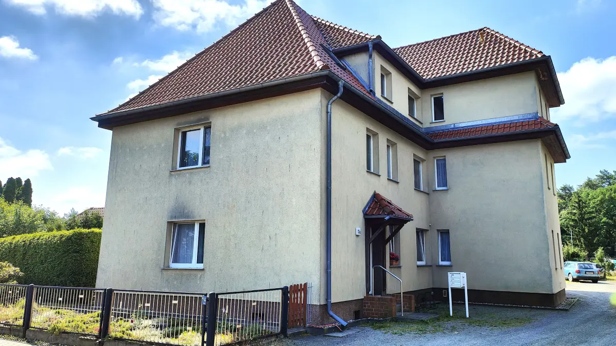 Das Gebäude in der Friedrich-Ebert-Straße von Knappenrode gehört nicht mehr zum Bestand der Wohnungsgenossenschaft LebensRäume Hoyerswerda.