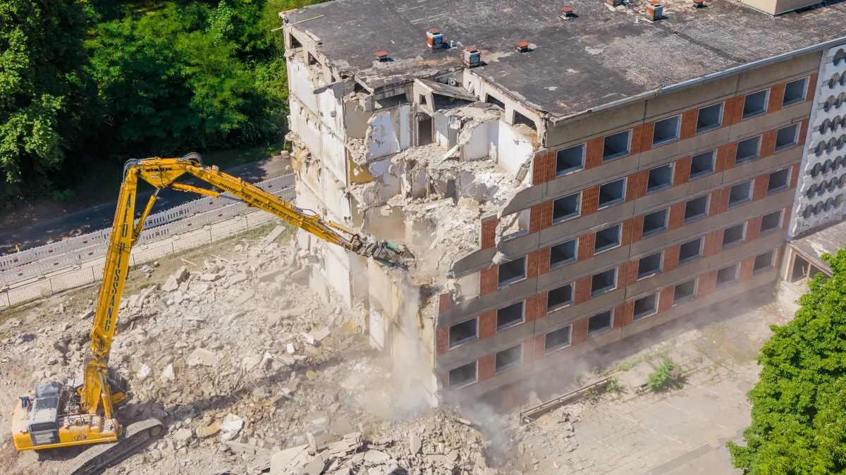 Um Platz für ein neues Wohnheim auf dem Zukunftscampus in Forst (Lausitz) zu schaffen, muss das alte DDR-Wohnheim an der Richard-Wagner-Straße abgerissen werden.