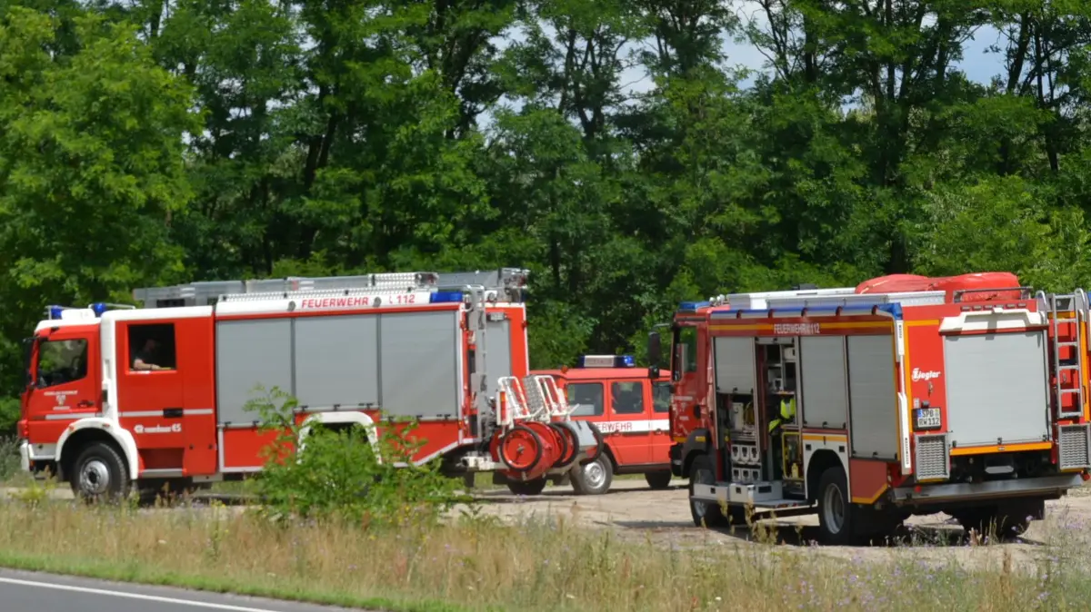 Mit Motorkettensägen hat die Feuerwehr einen Mann aus einer missslichen Lage befreit. Der Angler ist auf einem Waldweg nahe dem Spremberger Stausee und der B97 eingeschlossen worden.